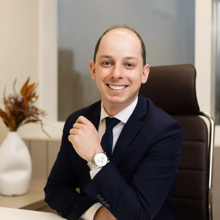 Dr. Bruno Bisognin Garlet em consultório